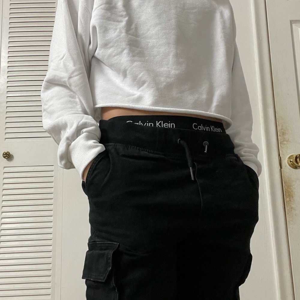 white long-sleeve crop top